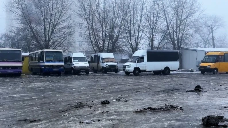 Кіровоградщина у крижаній пастці: сотні скасованих рейсів та пасажири, що штовхають автобуси