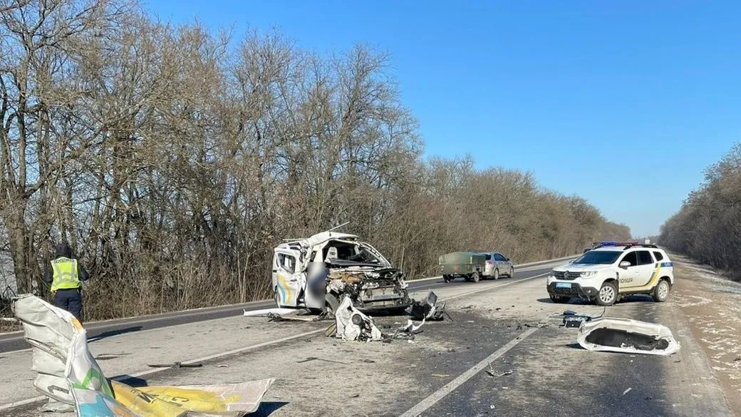 Смертельний виїзд на “зустрічну”: на трасі під Кропивницьким вантажівка протаранила легковик
