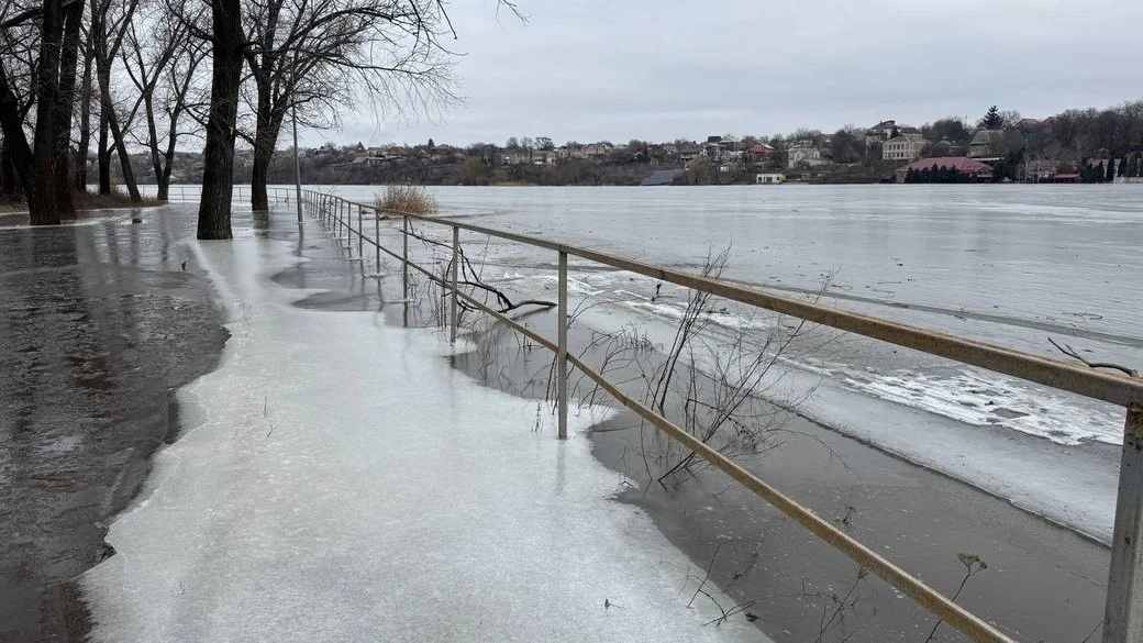 Крижане скло замість ґрунту: чому Кропивницький опинився під водою