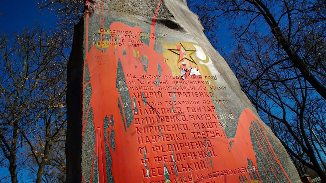 Застрягла декомунізація: чому пам’ятник Стратієнку досі стоїть у центрі Кропивницького