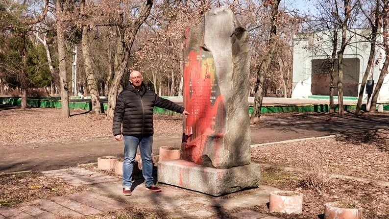 Застрягла декомунізація: чому пам’ятник Стратієнку досі стоїть у центрі Кропивницького