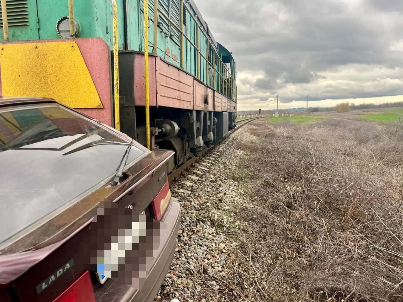 На Кіровоградщині ВАЗ зіткнувся з локомотивом: подробиці ДТП на переїзді