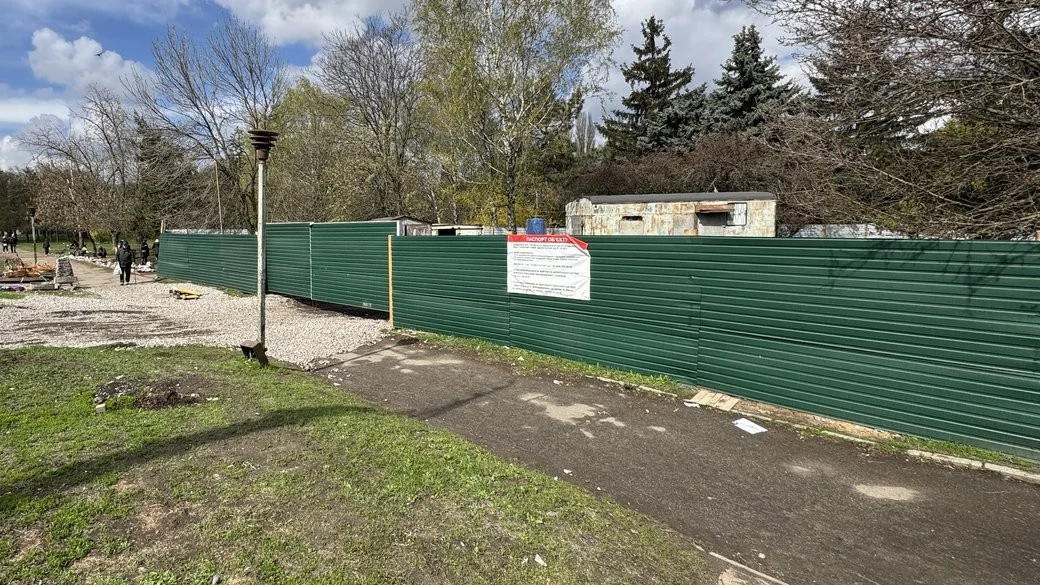 Сквер Слави у Кропивницькому обнесли парканом: що будують на зеленій зоні та хто за цим стоїть