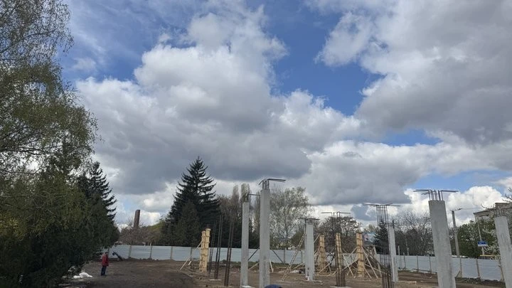 Сквер Слави у Кропивницькому обнесли парканом: що будують на зеленій зоні та хто за цим стоїть