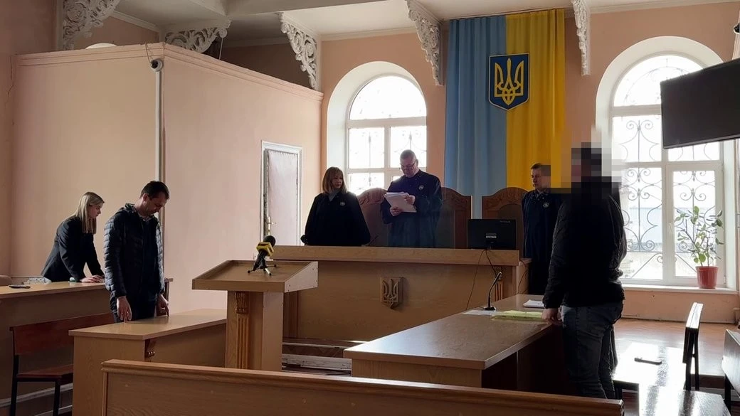Поїздка на капоті кілометр завдовжки: апеляційний суд залишив кропивничанина під домашнім арештом
