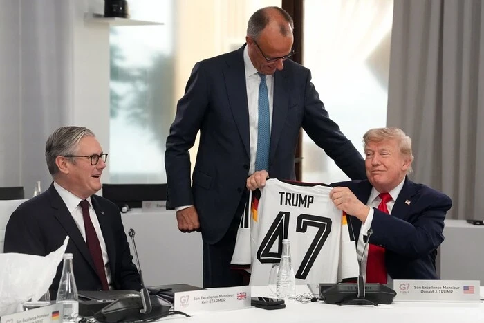 Оригінальний подарунок від Мерца для Трампа