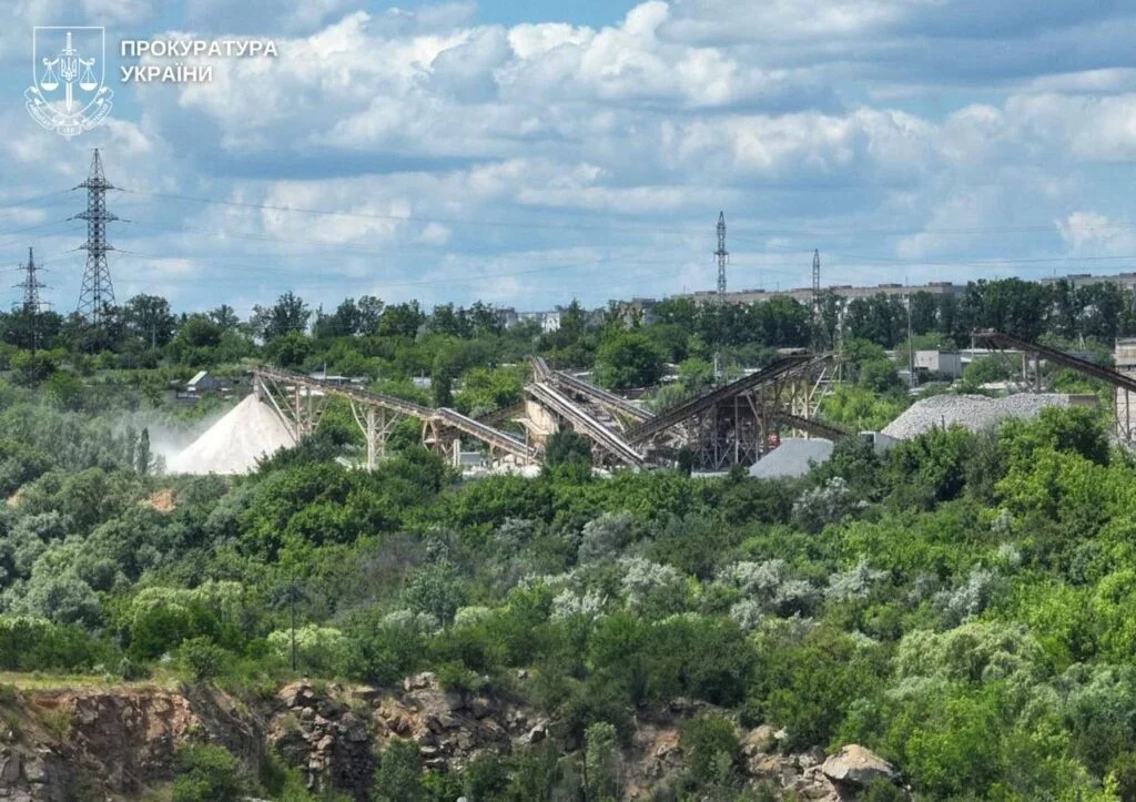 Масштабне розкрадання надр: на Кіровоградщині викрили схему видобутку граніту