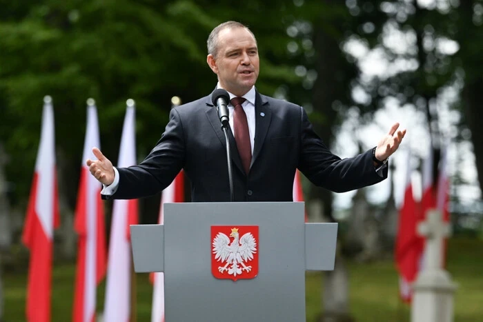 Польський лідер вимагає законодавчої заборони червоно-чорного прапора